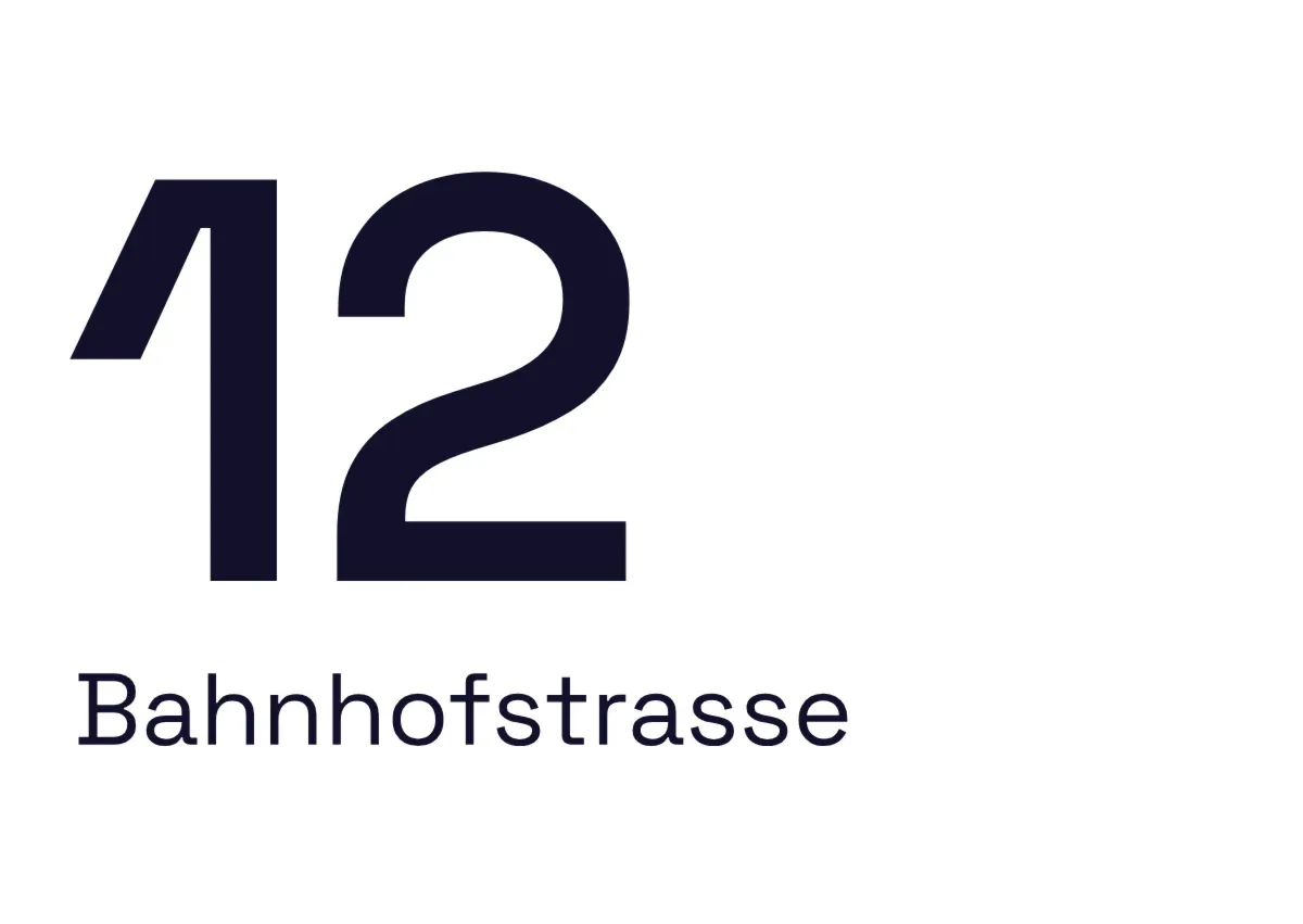 Hausnummernschild mit Strassenname